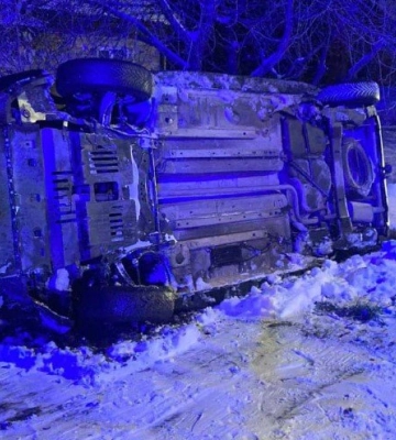 Волинські рятувальники визволили водія з перекинутого автомобіля