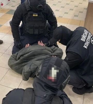 Обіцяв дружині загиблого воїна за $10 тис. &quot;повернути його з полону&quot;: СБУ в Харкові викрила шахрая. ФОТОрепортаж