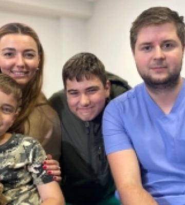 Двоє братів з Одещини, які постраждали внаслідок обстрілу, після року реабілітації за кордоном звернулися до львівських лікарів