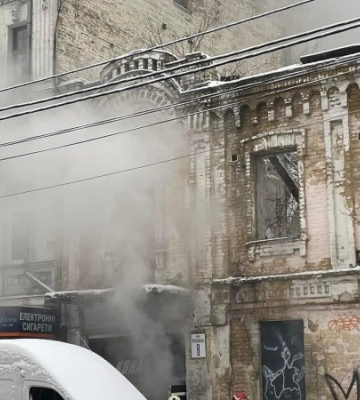 У Києві горить історична садиба, яку раніше намагалася передати під будівництво офісного центру У Києві горить історична садиба, яку раніше намагалася передати під будівництво офісного центру
