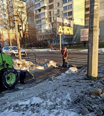 Черкаси продовжують розчищати від снігу та льоду 12 тракторів