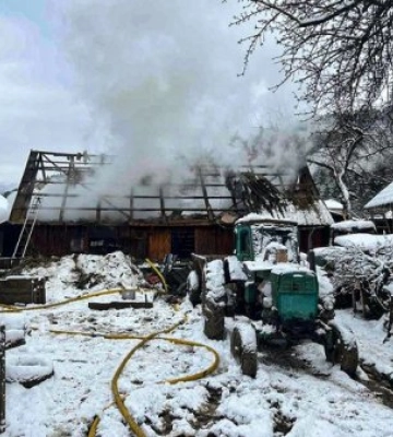 Поки дідусь порався по господарству згоріла літня кухня: у селищі Міжгір’я Хустського району трапилася пожежа