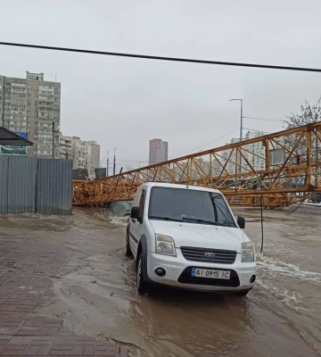 В столиці впав кран і пошкодив трубу водопостачанню: вулицю затопило