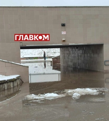 Аварія в Києві: на Харківському масиві на дорогу впав кран, затопило перехід (фото, відео)