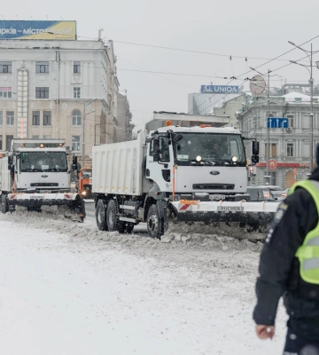 Снег на дорогах Харьковской области убирают около 150 единиц техники