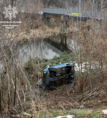 У Кропивницькому водій на «Жигулях» злетів з дороги на беріг Інгулу 