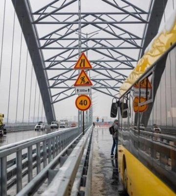 В Киеве открыли движение по Подольскому мосту