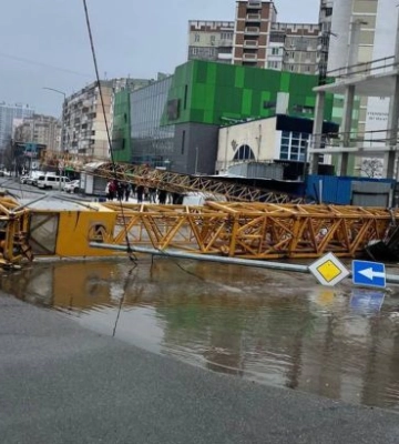 В Киеве прорвало трубу на строительстве и упал кран: улицу затопило, движение авто перекрыли. Фото и видео