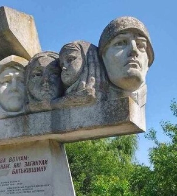 На Прикарпатті селяни відмовляються демонтувати радянські пам’ятники. ФОТО