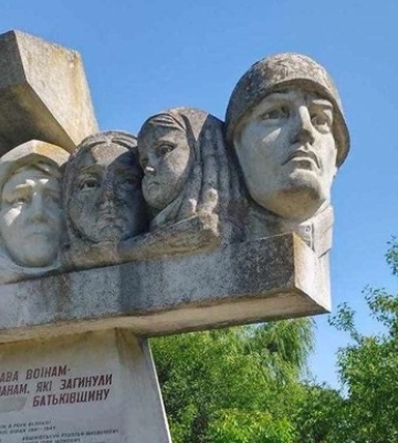 На Прикарпатті селяни відмовляються демонтувати радянські пам’ятники. ФОТО