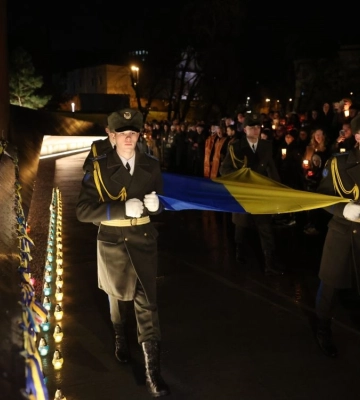 Тиха хода зі свічками та спільна молитва. Львів&#039;яни вшанували День Гідності та Свободи