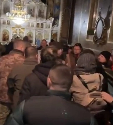 В Киевской области активисты со скандалом выселили из храма священнослужителей УПЦ МП (ВИДЕО)
