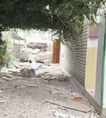 Загарбники поцілили по житловому будинку у Херсоні - ОВА показала наслідки
