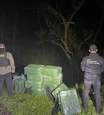 На Закарпатті прикордонники виявили 18 ящиків сигарет
