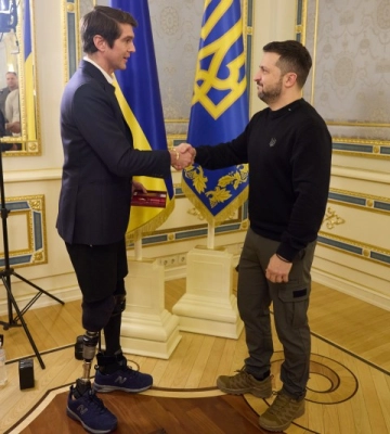 Президент отметил орденом американского журналиста, получившего ранения в Киевской области