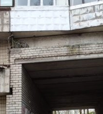 “Наче атлант, тримає балкон”: у Дніпрі помітили цікаву архітектурну “пам’ятку”