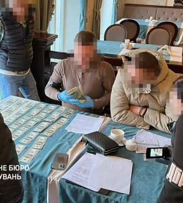 На Львовщине ГБР задержало таможенника, который брал взятки за оформление грузов под &quot;гуманитарку&quot;