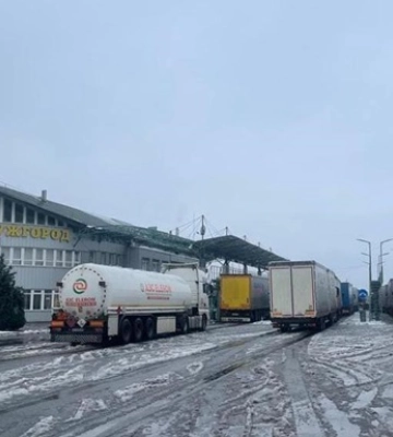 Словацкие перевозчики начали блокировать пункт пропуска на границе с Украиной