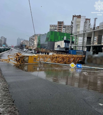 В Киеве прорвало трубу на строительстве и упал кран: улицу затопило, движение авто перекрыли. Фото и видео