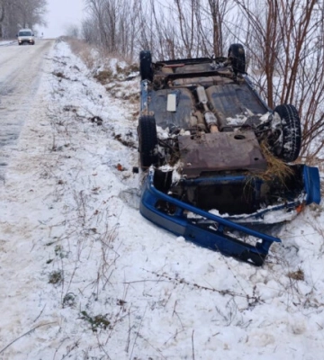 На Волині через ожеледицю авто злетіло з дороги