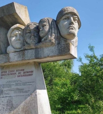 На Прикарпатті селяни відмовляються демонтувати радянські пам’ятники. ФОТО
