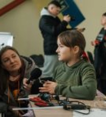 У деокупованому селі на Київщині відкрили освітній хаб, де росіяни зруйнували школу. Відео