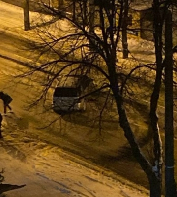 У Сумах “Мерседес” врізався в дерево: є травмований