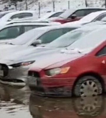 Вода підтопила автостоянку — у Дарницькому районі прорвало трубу