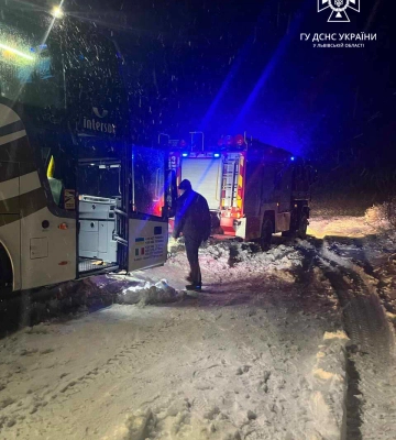 У сніговий полон на Львівщині потрапив автобус з 60-ма дітьми