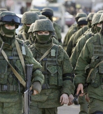 У Росії офіцер наїхав на солдатів, які переходили дорогу (відео)