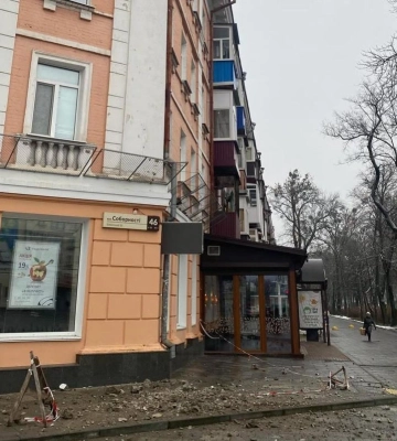 У центрі Полтави на тротуар відпав шмат фасаду будинку