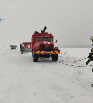 На Львівщині рятувальники звільнили автобус з дітьми, який застряг у снігу