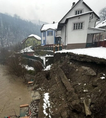 На Закарпатті піднялась вода у річках - підтоплені дороги й будинки