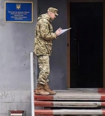 Представники ТЦК силою витягли водія вантажівки з кабіни в Хусті та відправили на підготовку в Рівне: авто лишили посеред дороги, забрали документи, телефон