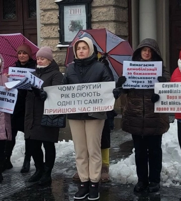 Родичі військовослужбовців у Львові вимагають чіткого строку для добровільної демобілізації