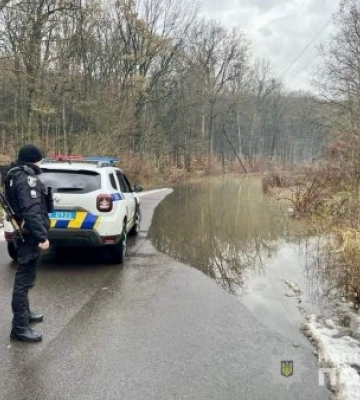 На Закарпатті поліція регулює рух автошляхами, які підтопило внаслідок негоди