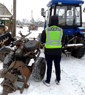 У жителя села на півночі Рівненщини вилучили трактор, мотопомпи і бензопили