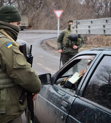 Представники ТЦК силою витягли водія вантажівки з кабіни в Хусті та відправили на підготовку в Рівне: авто лишили посеред дороги, забрали документи, телефон