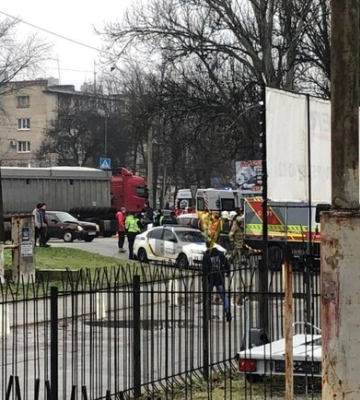 У Запоріжжі внаслідок ДТП постраждали троє людей: одну пасажирку затисло в авто (ФОТО)