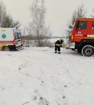 На Рівненщині рятувальники буксирували «швидку», яка опинилася в сніговій пастці