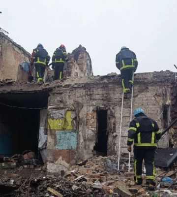 Удар по дому в Новогродовке: спасатели не нашли под завалами семью с ребенком, работы продолжатся