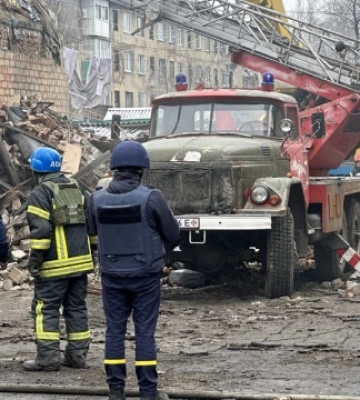 Удар по дому в Новогродовке: спасатели не нашли под завалами семью с ребенком, работы продолжатся