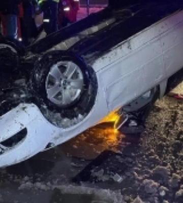 У Рівному вночі на дах перекинулось авто: працювали медики