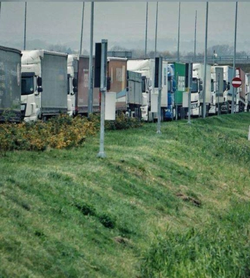 Что происходит на границе Польши и Украины и сколько грузовиков стоит в очередях