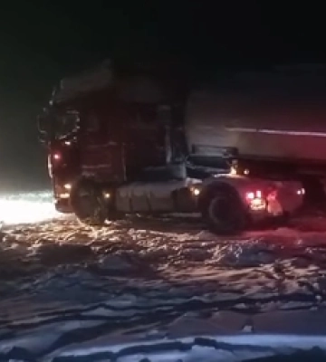 Територіальні шляхи ще засніжені: дороги на Волині чистять понад 40 спецмашин