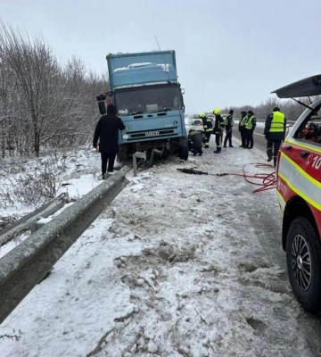На Кореччині деблокували вантажівку з дорожнього відбійника