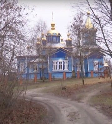 Має власний двоповерховий будинок: священник МП на Волині окупував хатину на території храму ПЦУ