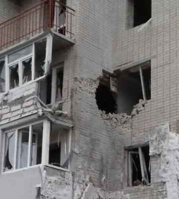 Внаслідок ворожого обстрілу центрального району Херсону загинула жінка