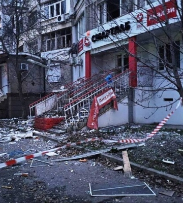 Окупанти вгатили по багатоповерхівці в Херсоні, є загиблі та поранені