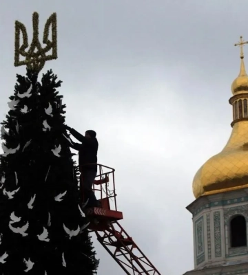 На Софіївській площі почали встановлювати новорічну ялинку
